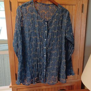 Cut - loose, button down blouse.